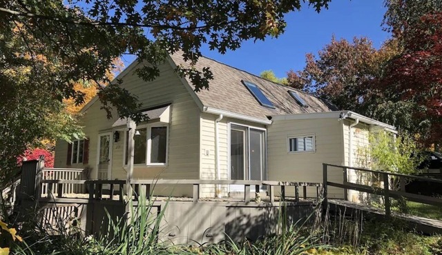 Sunflower-Keuka/Seneca-Lake View-Hot Tub-Wine Trail-Pets, 13 Wooded Acres-7 min to Beach