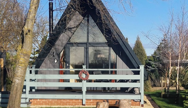 SUNFLOWER LODGE, romantic, with hot tub in Misterton