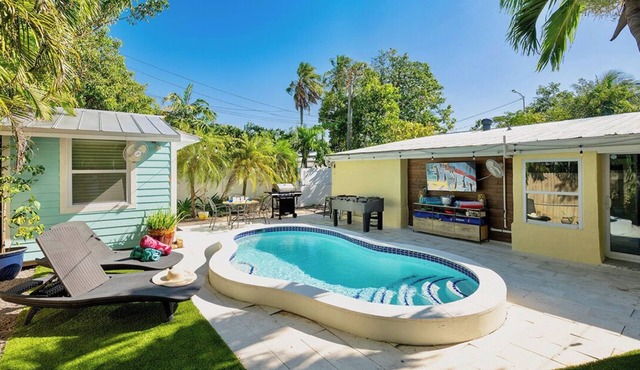 *SUNFLOWER MELODIES @ MIDTOWN* Modern Private Home & Pool + LAST KEY SERVICES…