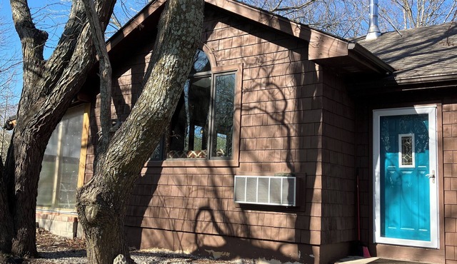 Sunflower/Mushroom Farmhouse just 6 minutes from Lawrencen"Wakarusa Valley Farm"