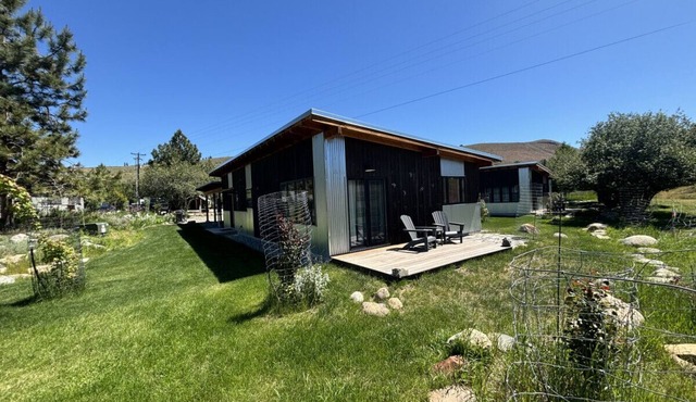 Sunflower Resort Arnica Cabin with its K/Q bed config. is in ultra-quiet Winthrop South community, with a 5 minute walk to downtown on the pedestrian trail.