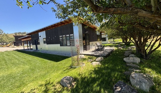 Sunflower Resort Balsam Cabin is in the the ultra quiet Winthrop South community, with a 10 minute walk to downtown on the pedestrian trail.