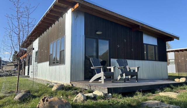 Sunflower Resort ConeflowerCabin is in the ultra-quiet Winthrop South community, with a 5 minute walk to downtown on the pedestrian trail.