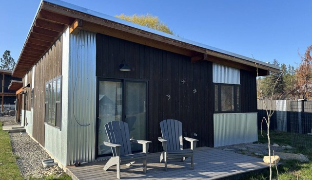 Sunflower Resort Daisy Cabin is in the ultra-quiet Winthrop South community, with a 5 minute walk to downtown on the pedestrian trail.