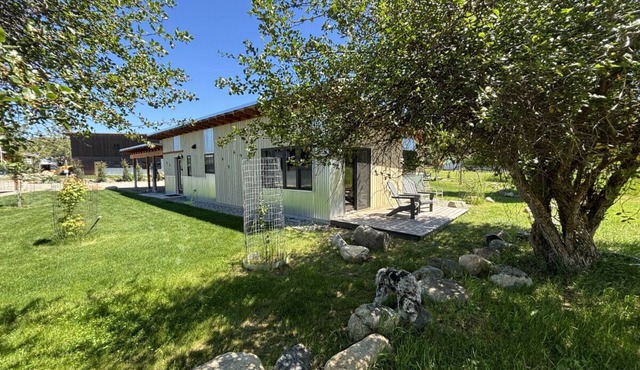 Sunflower Resort Susan Cabin is in the ultra-quiet Winthrop South community, with a 10 minute walk to downtown & on the pedestrian trail.