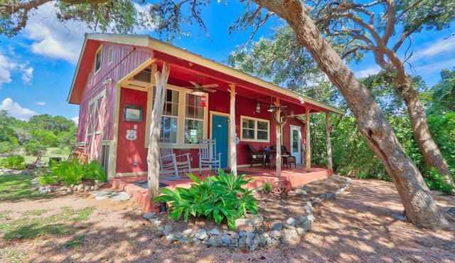 Sunflower Ridge Cabin - Charming Romantic Getaway