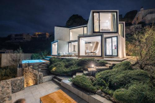 Sunflowers House - Architectural Icon with Infinity Pool