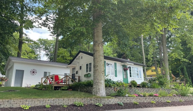 Sunglo Sunset Bungalow~Across from Lincoln Lake!