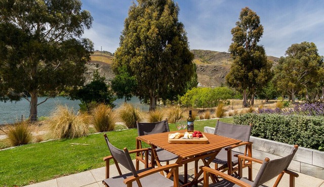 Sunhaven Lakeside - Cromwell Holiday Home