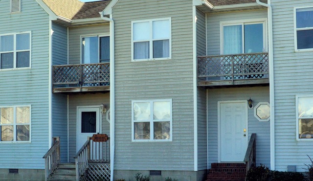 Sunkissed Bliss - 2BR Townhouse - Close to Beach, NO LINENS