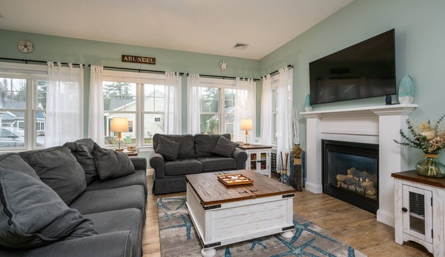 Sunkissed cottage, 2 heated pools, club house, close to beaches and Kennebunk