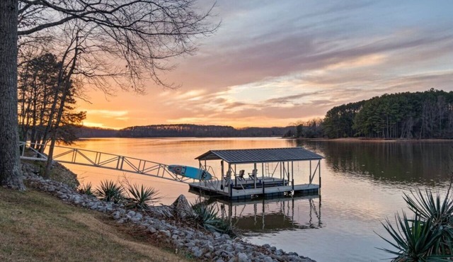 Sunkissed Shores-Rare Flat Lot w/Beautiful Views, Dock, Hot Tub