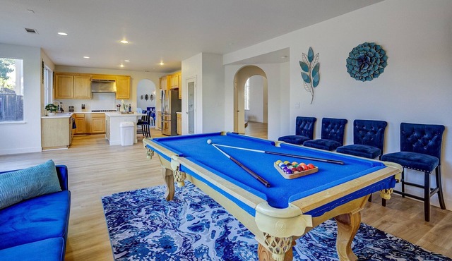 SUNKISSED SPACIOUS 5BD HOME W/ POOL TABLE & BBQ