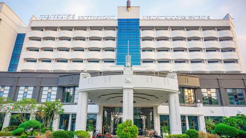 Sunlake Waterfront Resort & Convention