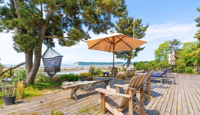 Sunlight Beach Getaway - Waterfront Cabin