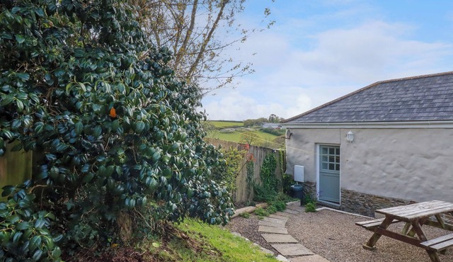 SUNLIGHT COTTAGE, pet friendly, with a garden in Truro