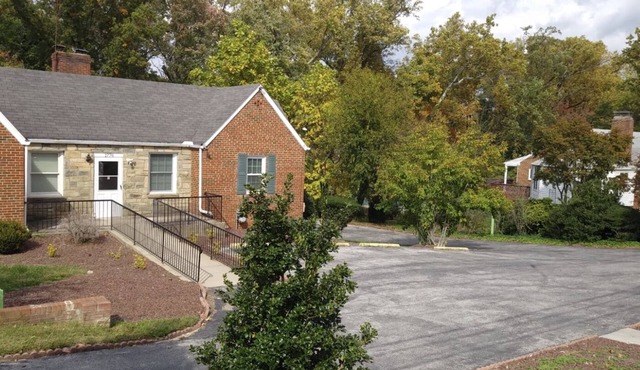 Sunlight floor apartment in a house w/private parking near Washington DC