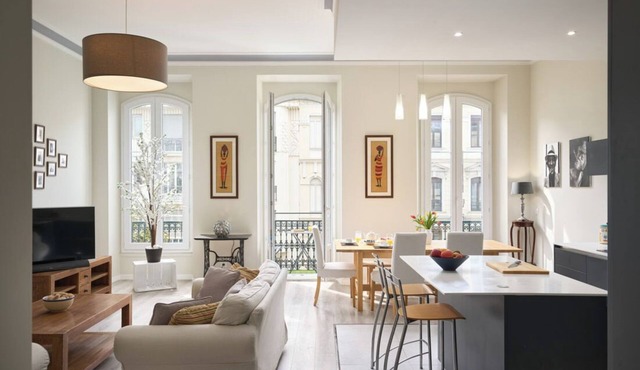 Sunlight Properties GISELE: Hyper centre, 1 bedroom with bright modern living