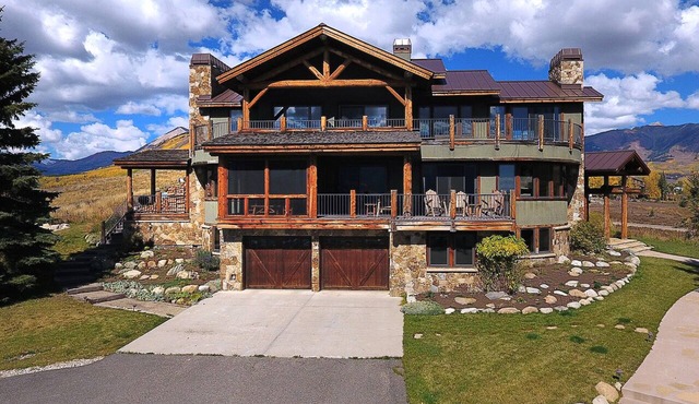 Sunlight Ridge Retreat, Luxury, Hot tub, Views!