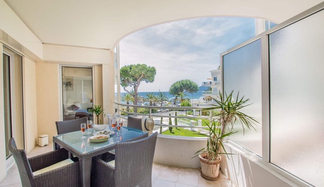 SunlightProperties KAHLUA - Seafront apartment with pool