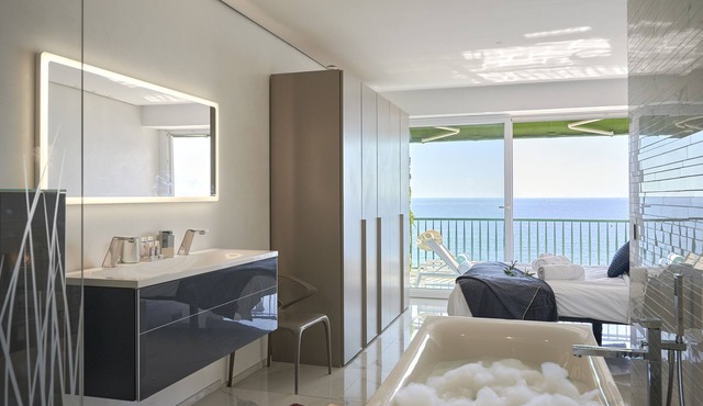 SunlightProperties SKYBLUE - Luxury flat for 6 - Bathtub with a sea-view