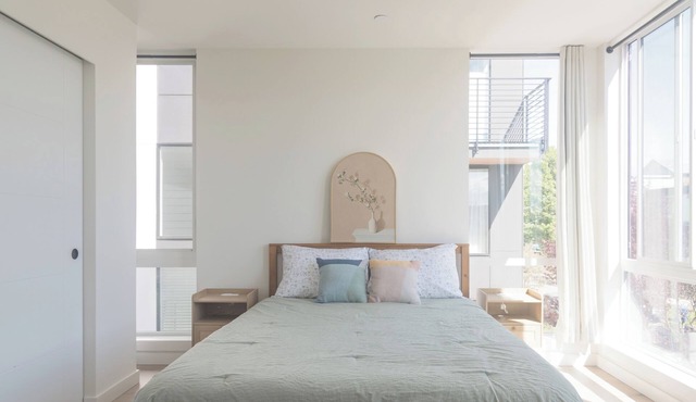 Sunlit 2-bedroom townhome with AC in peaceful Seattle