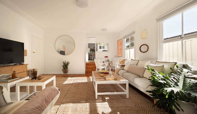 Sunlit Coastal Retreat Close to Cafes and Beach