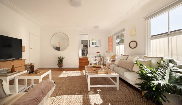 Sunlit Coastal Retreat Close to Cafes and Beach