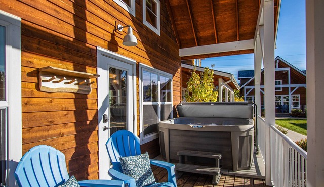 Sunlit, dog-friendly home with hot tub, gas fireplace, & washer/dryer