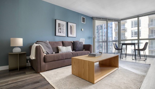 Sunlit Gold Coast 1BR w/Gym & Lounge, 1 block to L, by Blueground