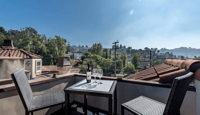 Sunlit Hollywood Hills Retreat w/Rooftop & City Views