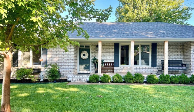 Sunlit Maple Inn - Charming 3 bedroom house in NW Hutchinson