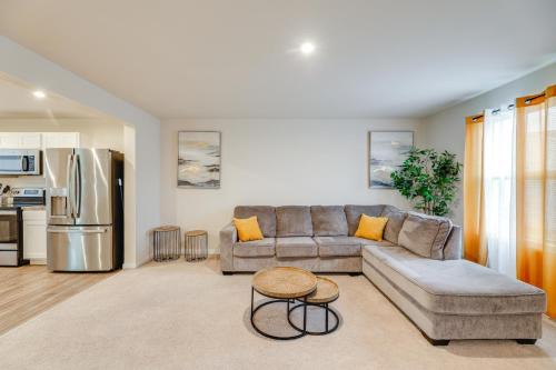 Sunlit Milford Townhome Less Than 2 Mi to Riverwalk!