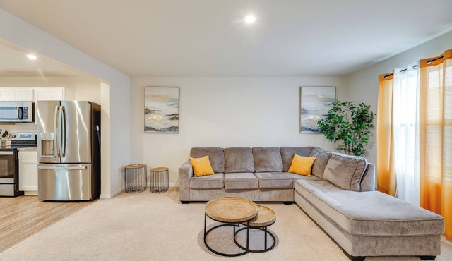 Sunlit Milford Townhome < 2 Mi to Riverwalk!