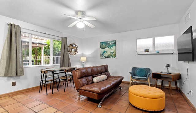 Sunlit Palm Cottage in Uptown Phoenix