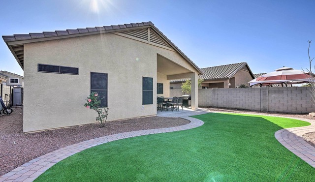 Sunlit Peoria Gem w/Yard: Hike, Golf & Explore!