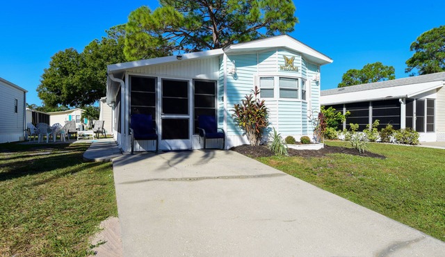 Sunlit Sarasota Cottage w/Screened Porch!