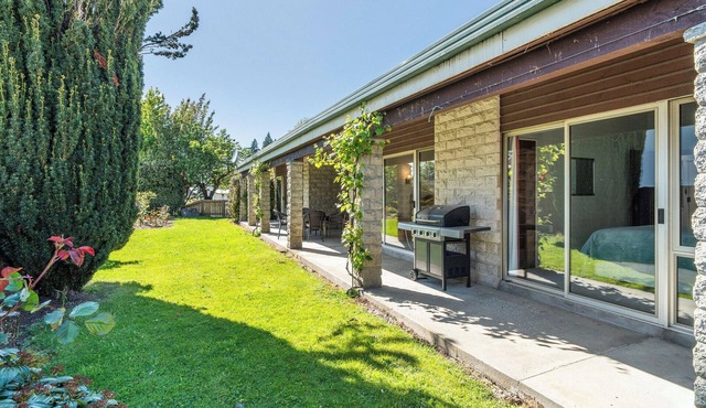Sunlit Solace - Wanaka Holiday Home