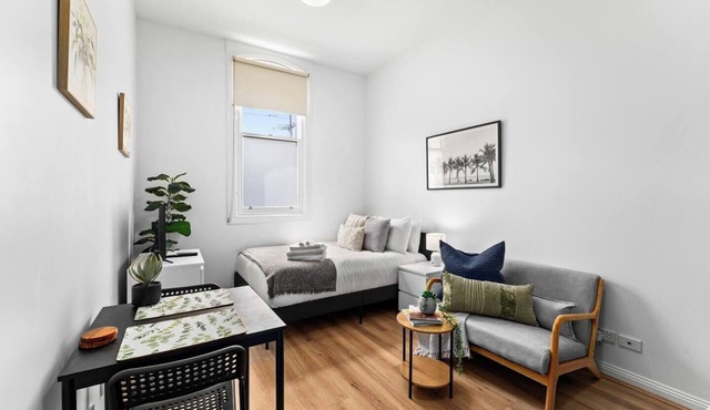 Sunlit Studio Parkville - 1 bath, 1 bed, Tram CBD