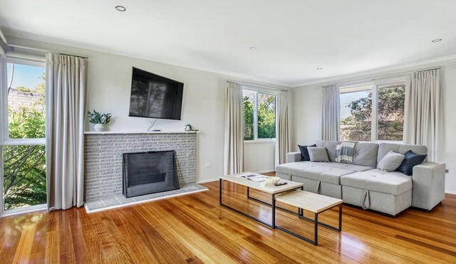 Sunlit Suburbia A Breezy Abode in Glen Waverley