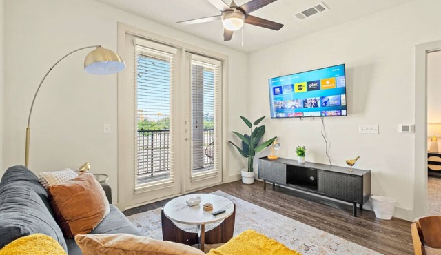 Sunlit Suite w/Resort Pool & Gym by Midtown Blvd