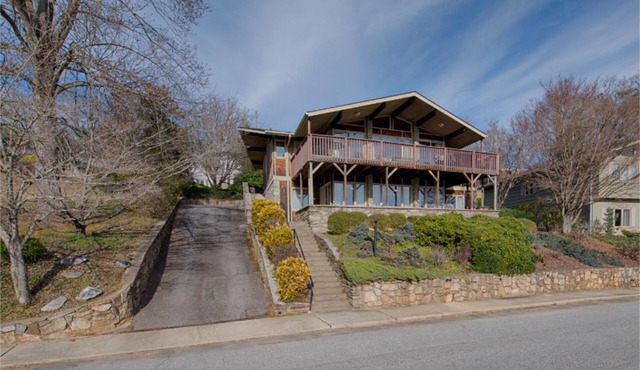 Sunlit Top-Floor Getaway with a Lake View, Full Kitchen, & Furnished Balcony