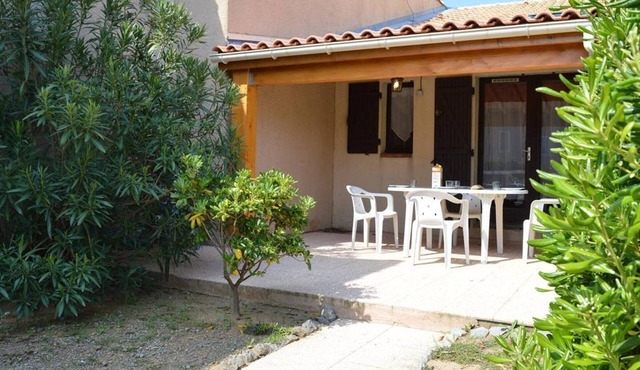 Sunny Beach Getaway: Cozy 2-Room Mezzanine with Pool, Near Beach, Pet-Friendly