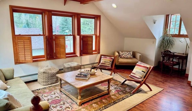 Sunny 2-bedroom loft in charming Redstone awaits you