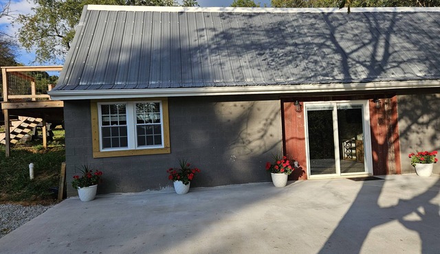 Sunni's Country Hideaway: Short Term Rental. Pet Friendly.