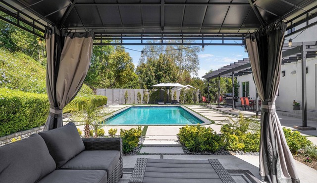 Sunning Spacious Contemporary 5-bedroom house in lovely Tarzana
