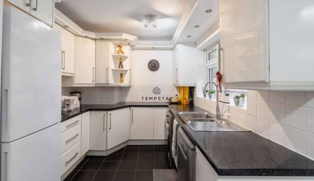 SUNNINGDALE LODGE❤NEAR WENTWORTH, ASCOT & WINDSOR