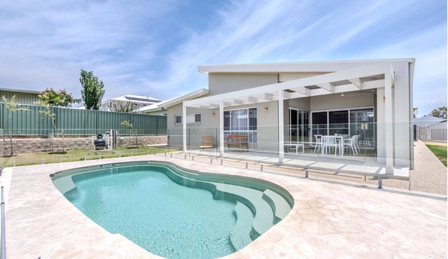 Sunningdale - Pool Entertainer, Luxurious Living