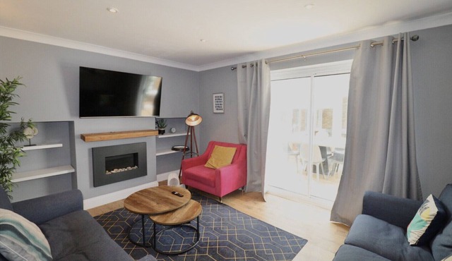 Sunningdale, Spacious, Stylish Four Bedroom House