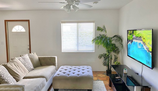 Sunny 1 Bed 2 Bath Apt Steps From Water and 5min to Beach